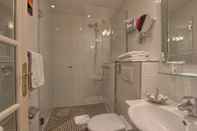 In-room Bathroom Timhotel Tour Montparnasse
