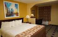 Bedroom 4 Days Inn & Suites by Wyndham Harvey / Chicago Southland