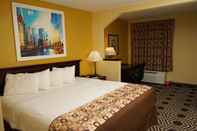 Bedroom Days Inn & Suites by Wyndham Harvey / Chicago Southland