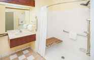 In-room Bathroom 3 Days Inn & Suites by Wyndham Harvey / Chicago Southland