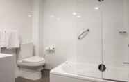 In-room Bathroom 5 Ibis Styles Mt Isa Verona
