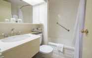 In-room Bathroom 6 Royal Scot Hotel & Suites