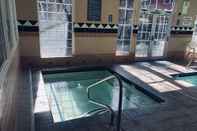 Swimming Pool Heathman Lodge
