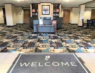 Lobi 2 Country Inn & Suites by Radisson, Mt. Pleasant-Racine West, WI