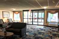 Lobby Country Inn & Suites by Radisson, Mt. Pleasant-Racine West, WI
