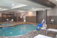 Swimming Pool Country Inn & Suites by Radisson, Savannah Midtown, GA