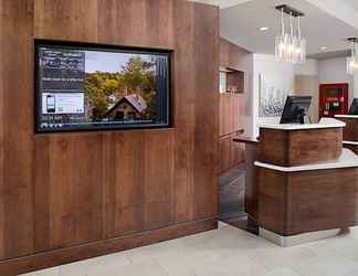 Lobby 2 Courtyard by Marriott Manchester - Boston Regional Airport