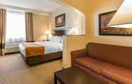 Bedroom 5 Comfort Suites Summit County