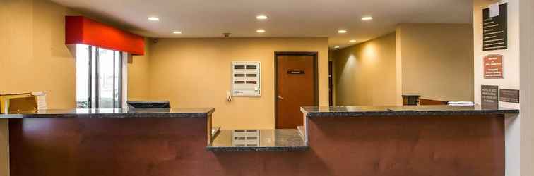 Lobi Econo Lodge Inn & Suites