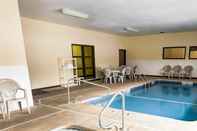 Swimming Pool Quality Inn & Suites Lenexa Kansas City