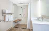In-room Bathroom 5 Wingate by Wyndham Mechanicsburg