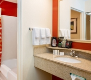 In-room Bathroom 4 Courtyard by Marriott Chicago Bloomingdale