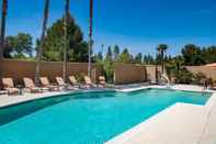 Swimming Pool Courtyard by Marriott Newark Silicon Valley