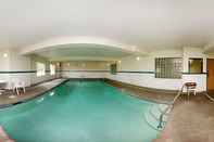 Swimming Pool Rodeway Inn Salem
