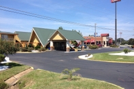 Exterior Econo Lodge - Perry National Fair Ground Area