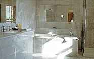 In-room Bathroom 6 Slieve Donard