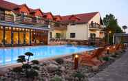 สระว่ายน้ำ 6 Ringhotel Zum Stein Wörlitz