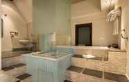 In-room Bathroom 3 Luxury Vintage Hotel Villa Beukenhof