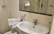 In-room Bathroom 6 Hotel Villa Delle Palme