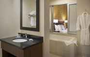 ห้องน้ำภายในห้อง 4 Fairfield Inn & Suites by Marriott Ottawa Kanata