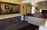 Lobi 3 Scott's Inn and Suites