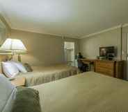 Bedroom 4 Howard Johnson by Wyndham Downtown Kamloops