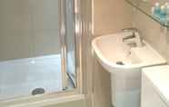 Toilet Kamar 4 Lord Jim Hotel