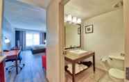 ห้องน้ำภายในห้อง 6 Country Inn & Suites by Radisson, Ocala, FL