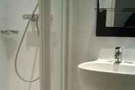 In-room Bathroom Hipotel Lilas Gambetta