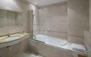 In-room Bathroom 4 Hotel Royal