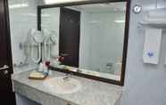In-room Bathroom 5 Claridge Hotel