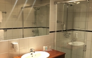 In-room Bathroom 4 Grand Hotel Arendal - Unike Hoteller