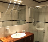 In-room Bathroom 4 Grand Hotel Arendal - Unike Hoteller