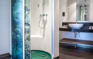 In-room Bathroom 2 Radisson Hotel Zurich Airport