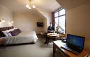 Bedroom 2 Distinction Coachman Hotel, Palmerston North