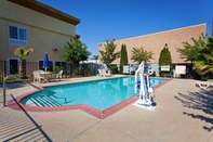 Swimming Pool Hampton Inn & Suites Sacramento-Cal Expo