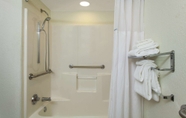 Bilik Mandi dalam Bilik 4 Microtel Inn & Suites by Wyndham Lady Lake/The Villages