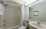 Bilik Mandi dalam Bilik 5 Microtel Inn & Suites by Wyndham Lady Lake/The Villages