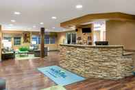 Lobby Microtel Inn & Suites by Wyndham Raton