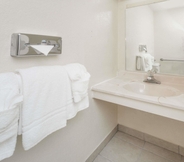 In-room Bathroom 4 Super 8 by Wyndham Colorado Springs/Afa Area