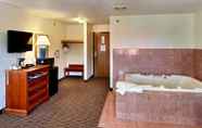 Bedroom 7 Days Inn & Suites by Wyndham Traverse City