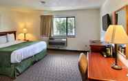 Bedroom 2 Days Inn & Suites by Wyndham Traverse City