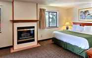 Bedroom 5 Days Inn & Suites by Wyndham Traverse City