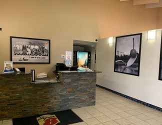 Lobby 2 Super 8 by Wyndham Shakopee