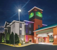 Exterior 3 La Quinta Inn & Suites by Wyndham Louisville East