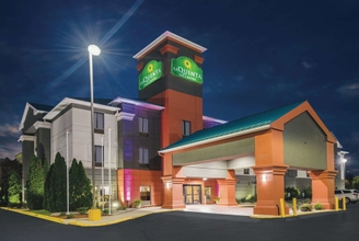 Exterior 4 La Quinta Inn & Suites by Wyndham Louisville East