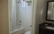 ห้องน้ำภายในห้อง 4 Super 8 by Wyndham Los Angeles-Culver City Area