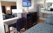 Bedroom 4 Days Inn by Wyndham Maumee/Toledo