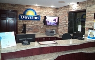 Lobby 5 Days Inn by Wyndham Maumee/Toledo