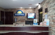 Lobby 6 Days Inn by Wyndham Maumee/Toledo